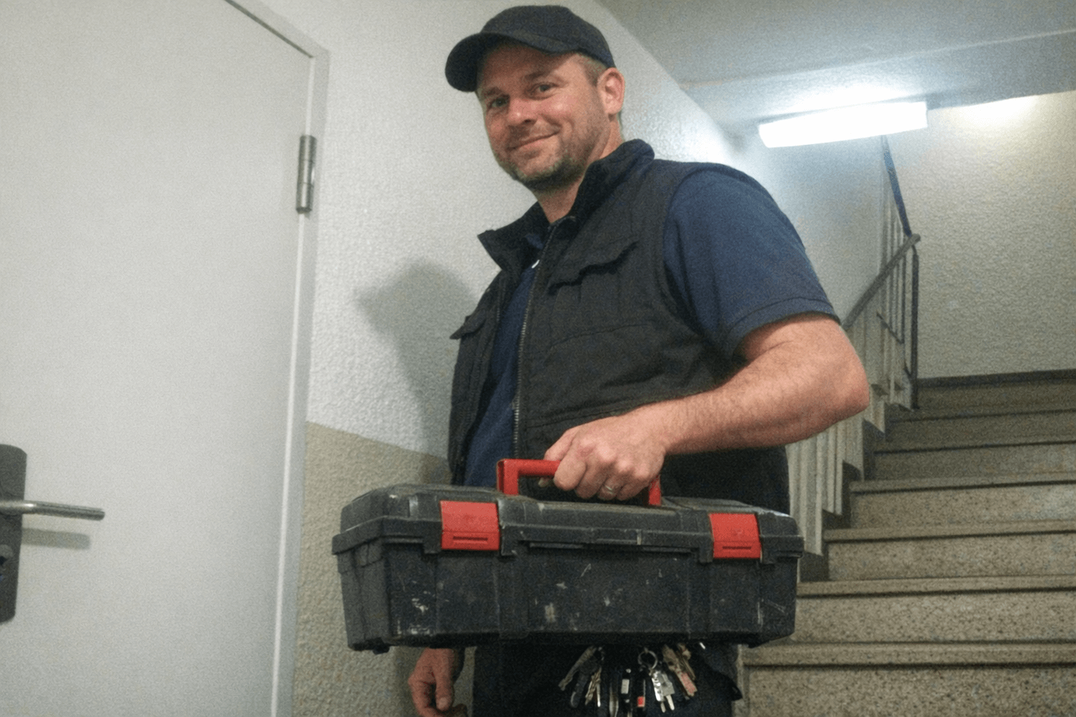 Dokumentationsmappe und Prüfprotokolle auf einem Werkzeugkoffer